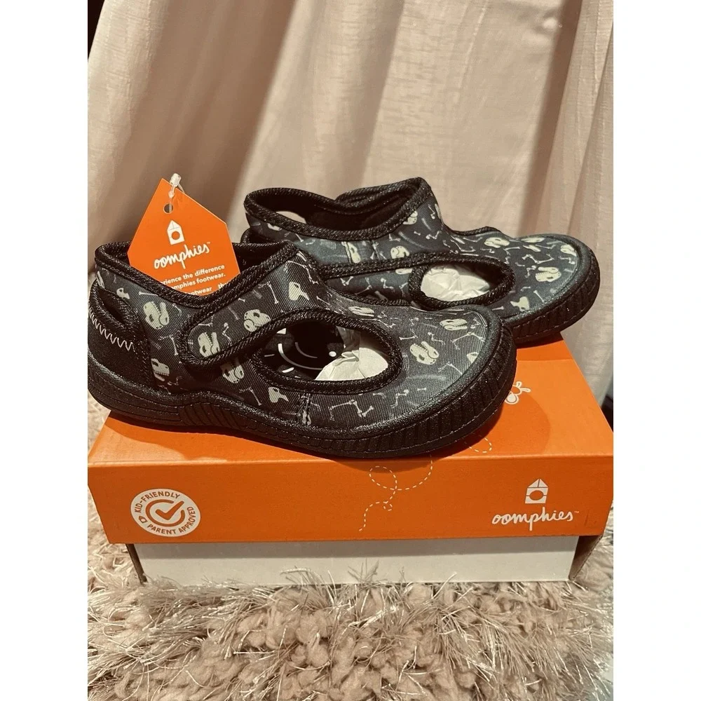 NIB OOMPHIES Boys Splash Dinosaur Water Shoes – Black Dino Print – Size 5C